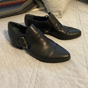 TAHARI Lemaire Black with Buckle Slip on for any occasion